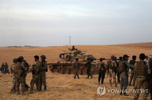 만비즈로 이동하는 터키군과 친(親)터키 반군 연합 SNA 소속 병사들