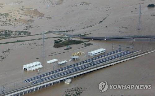'하기비스' 영향으로 지난 13일 나가노현 소재 신칸센 차량기지가 침수된 모습. [AFP/지지=연합뉴스]