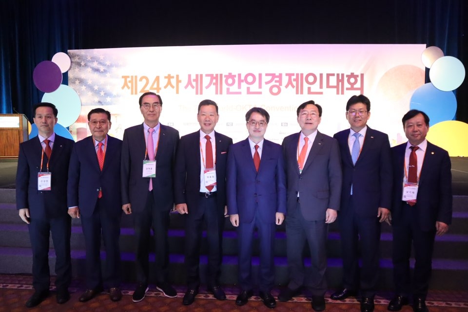 세계한인경제인대회에 참석한 김기문 중소기업중앙회장(오른쪽에서 세번째)