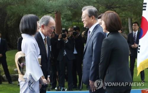 주한일본대사 내외와 인사 나누는 문 대통령