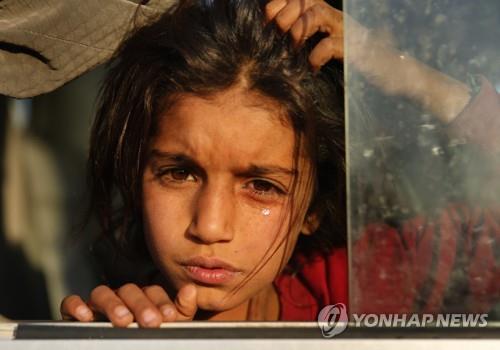 터키의 공격을 피해 이라크로 피란한 쿠르드족 소녀