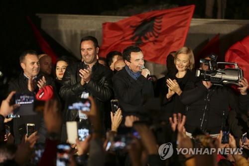 지지자들과 함께 총선 승리의 기쁨을 나누는 알빈 쿠르티 자결당 대표.