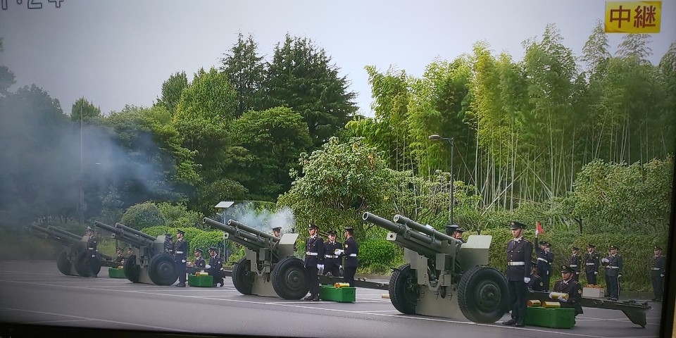 자위대 의장대가 나루히토 일왕의 즉위 선포를 축하하는 예포 21발을 발사하고 있다. [NHK 캡처]