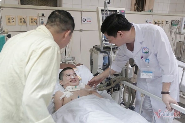 2년 만에 의식 회복한 베트남 소년