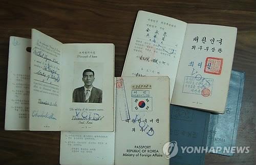 1963년 2월 12일 브라질에 도착한 이민 1세대들의 대한민국 여권. [연합뉴스 자료사진]
