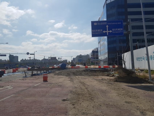 지난 4월 내려앉은 명지국제신도시 도로. 현재까지도 복구공사 중이다.