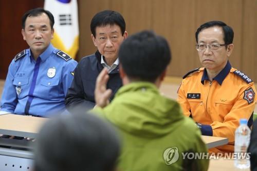 '독도 추락헬기' 실종자 가족, 진영 장관과 면담