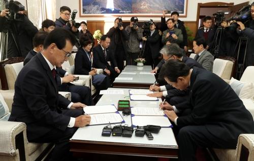 작년 12월 명문고 육성에 합의한 이시종(왼쪽 맨 앞) 지사와 김병우 교육감. 