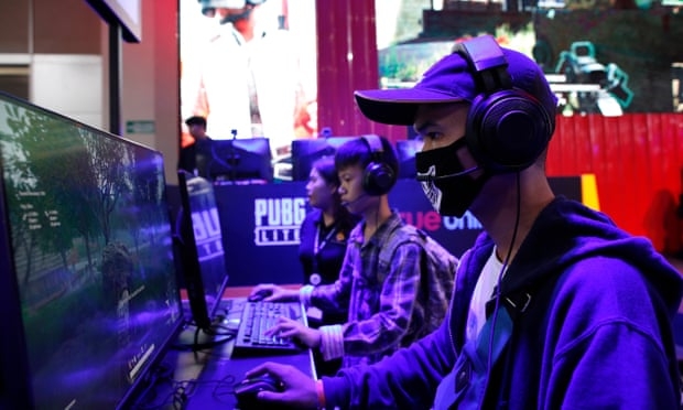 온라인 게임을 즐기는 중국 청소년들