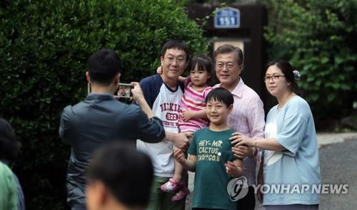 사저 방문객과 사진 찍는 문재인 대통령