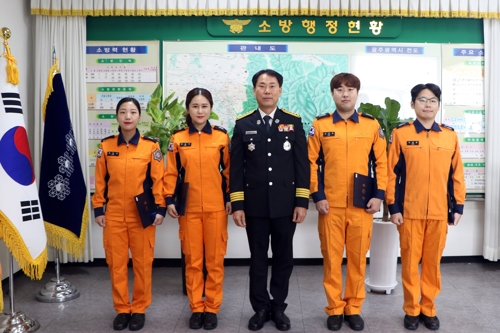 하트 세이버 인증서와 배지를 받은 119대원들