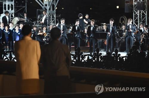 (도쿄 로이터=연합뉴스) 9일 오후 일본 도쿄 소재 고쿄(皇居) 앞 광장에서 열린 나루히토(德仁) 일왕의 취임 축하 행사에서 그룹 아라시가 축하 공연을 하고 있다.