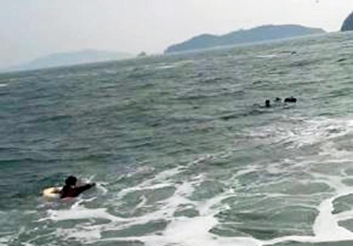 해상 표류자 구조하는 해경