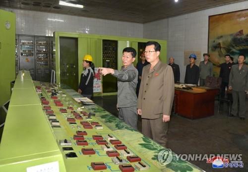 북한 김재룡 내각 총리, 산업시설 시찰