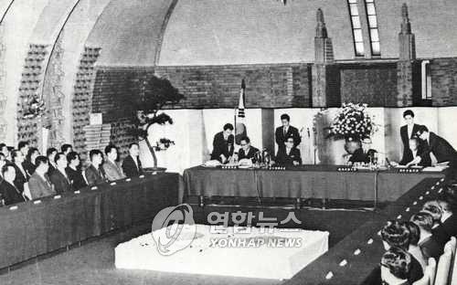 지난 1965년 6월 22일 일본 총리관저에서 열린 한일 기본협정 조인식 장면 [연합뉴스 자료사진]