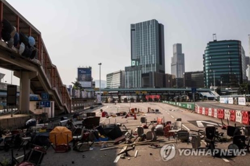 홍콩 크로스하버 터널 인근에 시위대가 설치한 바리케이드