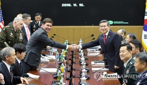 악수하는 한-미 국방부 장관