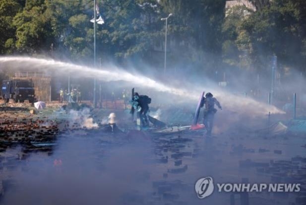 파란색 염료를 섞은 물대포를 쏘는 홍콩 경찰
