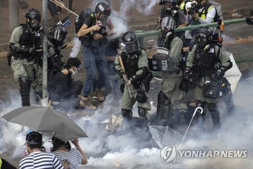 18일 홍콩 이공대 부근에서 시위대를 체포하는 경찰