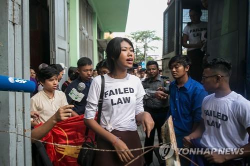 징역형 선고 뒤 취재진 앞에서 법원 판결을 비판하는 극단 단원