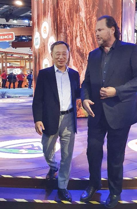 황창규(왼쪽) KT 회장과 마크 베니오프 세일즈포스 CEO가 19일(현지시간) 미국 샌프란시스코 모스콘센터에서 열린 '드림포스 2019' 행사장을 둘러보고 있다. [KT 제공=연합뉴스]