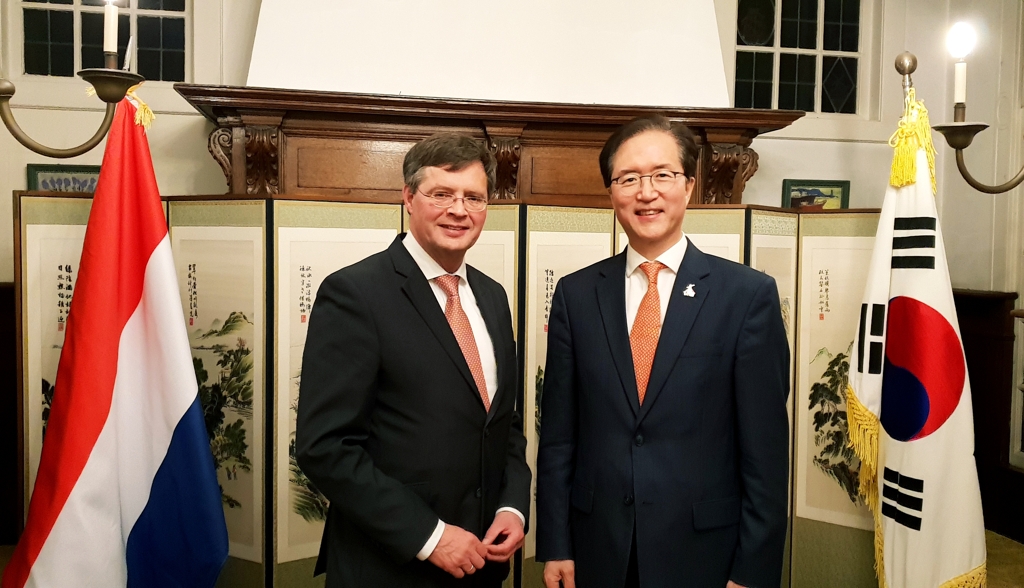이윤영 주네덜란드 대사(오른쪽)와 얀 페터르 발케넨더 전 네덜란드 총리 [주네덜란드 한국대사관 제공]