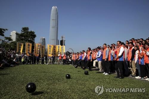 21일 친중정당 민주건항협진연맹의 선거 유세 중 검은색 축구공을 차는 장면