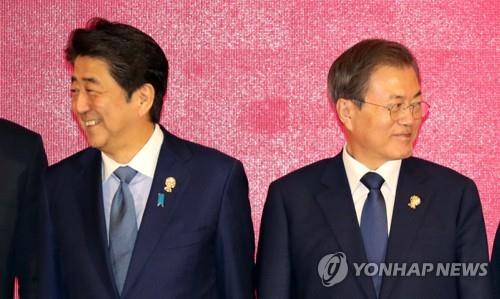 문재인 대통령과 아베 신조 일본 총리