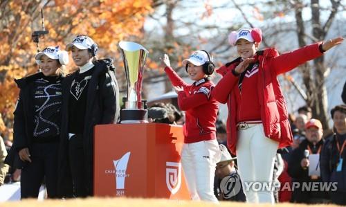 팀KLPGA 우승의 수훈갑 김아림(오른쪽)과 박민지(오른쪽에서 두번째).