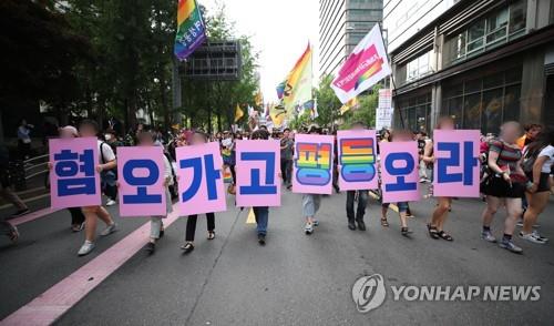 지난 6월 1일 서울광장에서 열린 성(性) 소수자 축제 '서울퀴어문화축제'의 참가자들이 퍼레이드하고 있다.