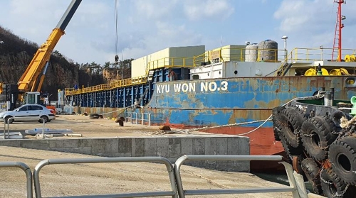 백령도 용기포신항 정박한 화물바지선