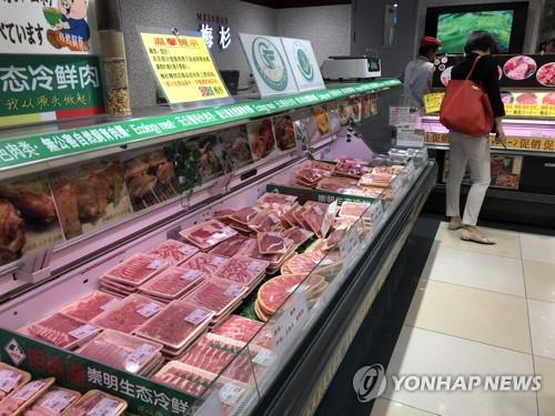 중국 상하이 슈퍼마켓의 돼지고기 판매 코너