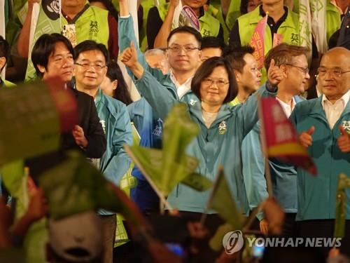 유권자들에게 화답하는 차이잉원 대만 총통