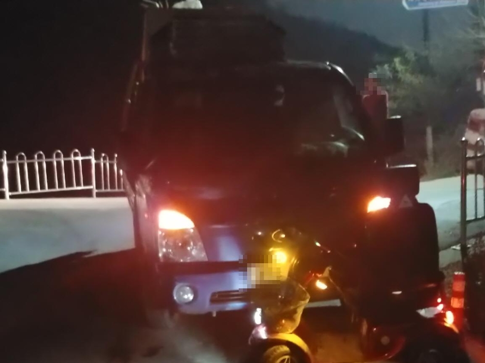 휠체어와 충돌한 1t 트럭