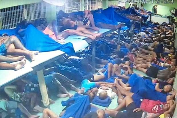 재소자들로 발 디딜 틈 없는 태국 교도소 내부