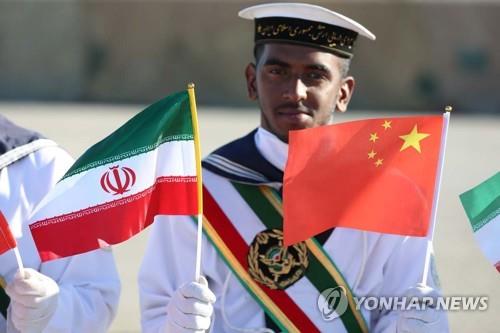 지난해 12월 중·러·이란 해군 합동훈련 때 중국과 이란 국기를 흔드는 이란 병사