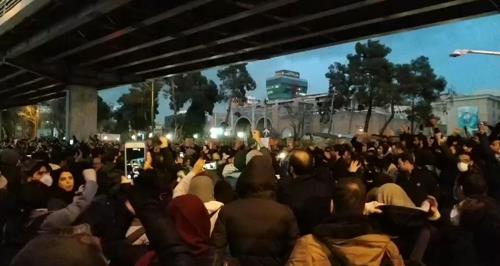 지난 11일 저녁 이란 수도 테헤란의 아미르카비르 공과대학 앞에서 추모집회를 하는 대학생들 * 트위터 캡처 [테헤란=연합뉴스]
