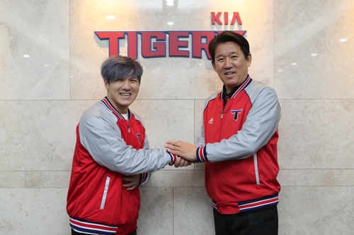 KIA에 잔류한 김선빈(왼쪽)과 조계현 단장 /프로야구 KIA 타이거즈 제공