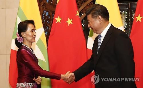 2016년 중국을 방문해 시진핑 주석과 만난 아웅산 수치 미얀마 국가 고문