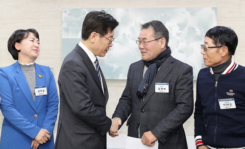 선감학원 피해대책협의회와 면담하는 이재명 지사