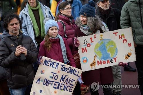 다보스까지 50km를 도보로 행진 중인 기후 활동가들