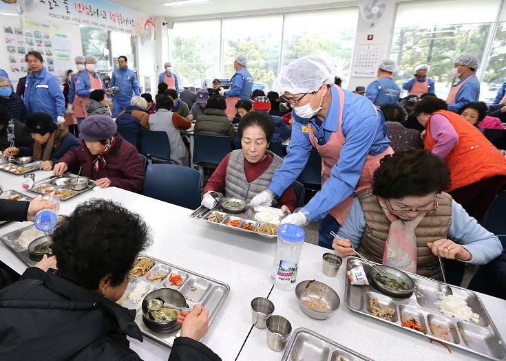 급식소에서 배식봉사하는 포스코 임직원