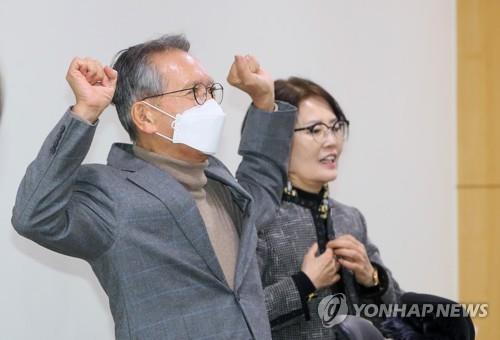 공천심사 앞두고 스트레칭하는 김형오 (서울=연합뉴스) 진성철 기자 = 자유한국당 김형오 공천관리위원장이 13일 국회 의원회관에서 공천관리위원회 회의와 예비후보 면접을 앞두고 스트레칭하고 있다. 2020.2.13 zjin@yna.co.kr(끝)