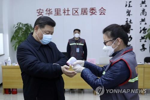 지난 10일 베이징의 한 병원을 방문해 체온을 재는 시진핑 주석