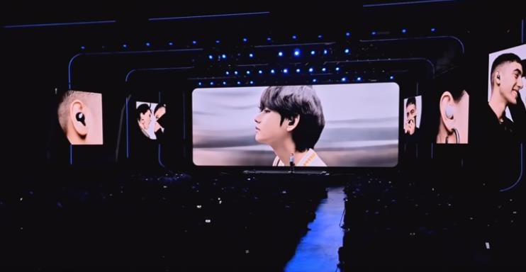 삼성전자 언팩 행사 영상 중 BTS '뷔'의 모습