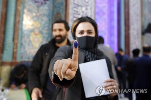 21일 이란 총선에서 투표하러 투표소에 온 이란 시민