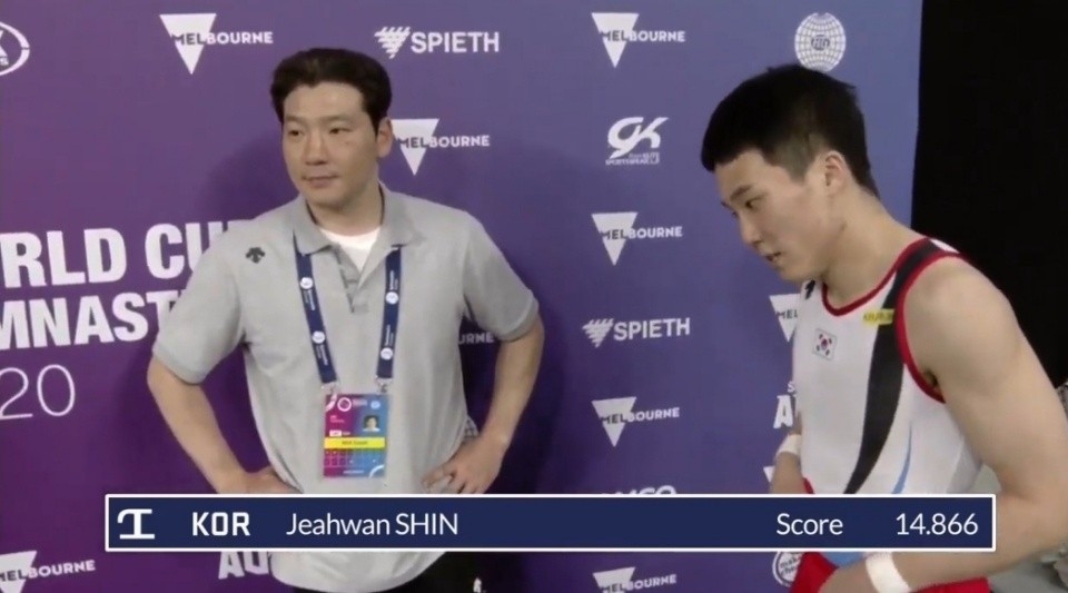 국제체조연맹 멜버른 월드컵 도마서 금메달 획득한 신재환(오른쪽)