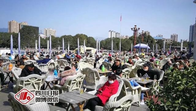 야외에서 차를 마시는 쓰촨 광위안 시민들[쓰촨일보]