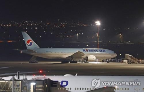 (텔아비브 AFP=연합뉴스) 22일(현지시간) 이스라엘 텔아비브 인근 벤구리온 국제공항에 한국에서 출발한 여객기 한 대가 착륙한 뒤 정차해 있다. 이스라엘은 이날 신종 코로나바이러스(코로나19) 감염증에 대한 우려로 이 여객기에서 한국인 등 이스라엘 국적이 아닌 200여명의 입국을 금지했다. leekm@yna.co.kr 