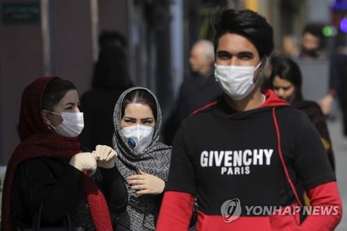 23일 마스크를 쓰고 외출한 테헤란 시민